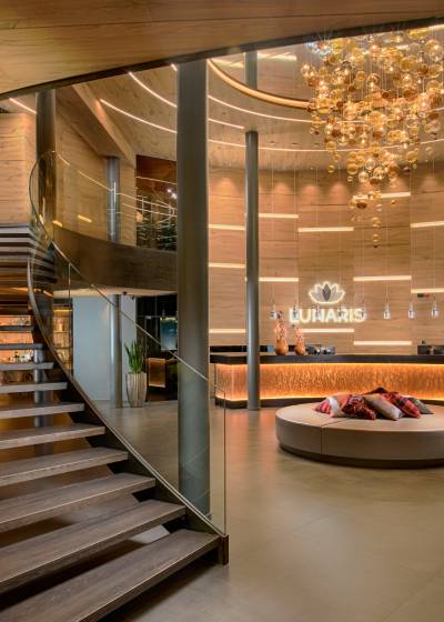 Die Hotellobby des Lunaris Wellnessresort in Südtirol
