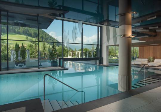 25m Spa Pool: In- & Outdoor Pool mit Liegewiese