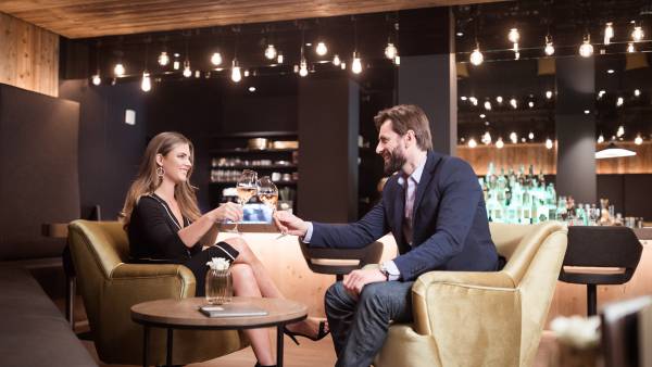 Pärchen stoßt mit einem Glas Wein an
