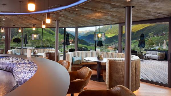 Gemütliche Sitzecken in der Skybar