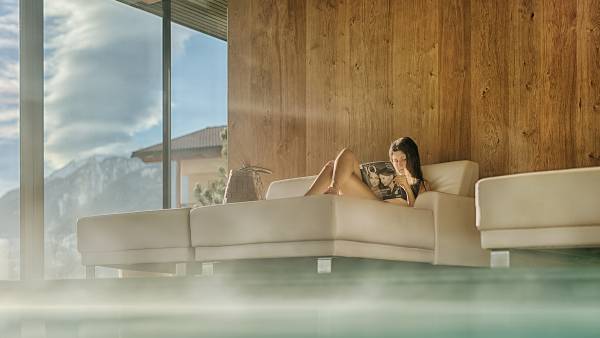 Frau liest eine Zeitschrift im Spa & Wellness Bereich des A&L