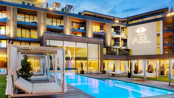 Aussenpool mit Liegeinseln