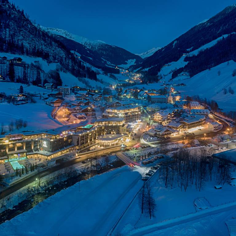 Panoramablick auf das A&L Wellnessresort an einem Winterabend