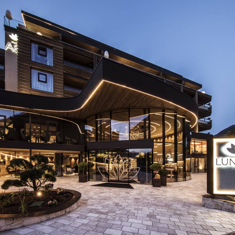 Der Lunaris Wellnessresort Eingangsbereich von Aussen