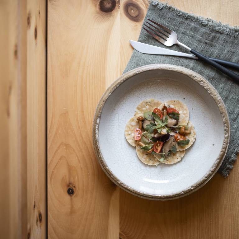 Vorspeisen-Salat mit Besteck auf Holztisch