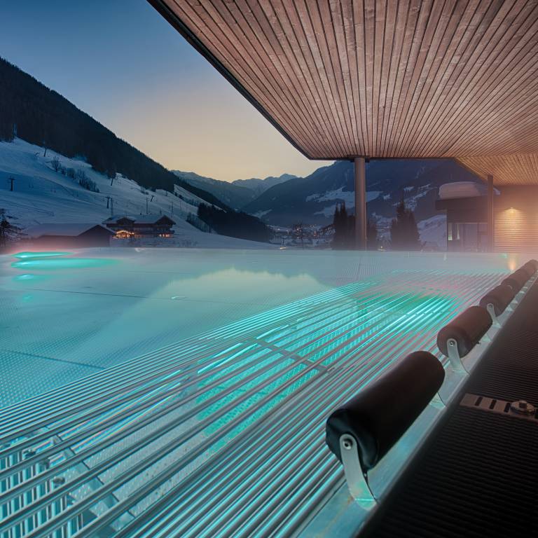 Wellness-Aussenpool im Amonti & Lunaris Wellnessresort