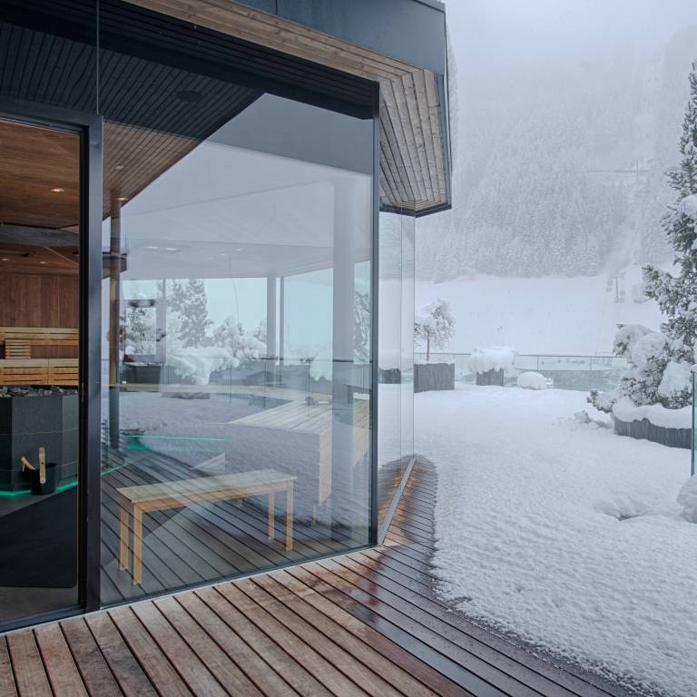 Schnee vor der Sauna im A&L Wellnessresort