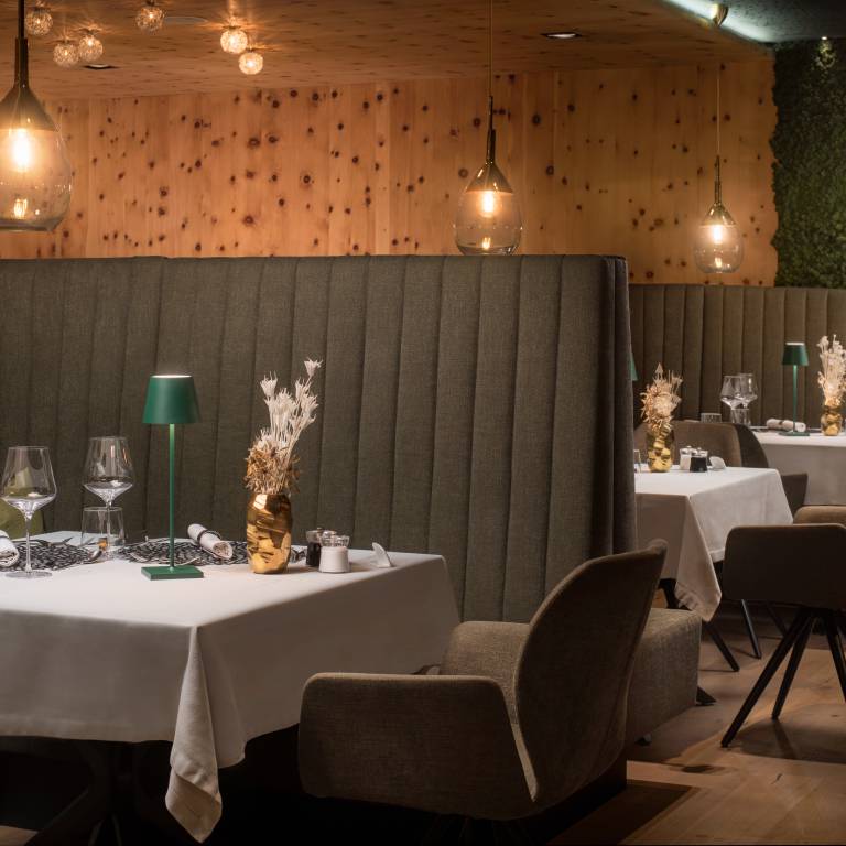 Restaurant mit verschiedenen Sitznischen im A&L Wellnessresort