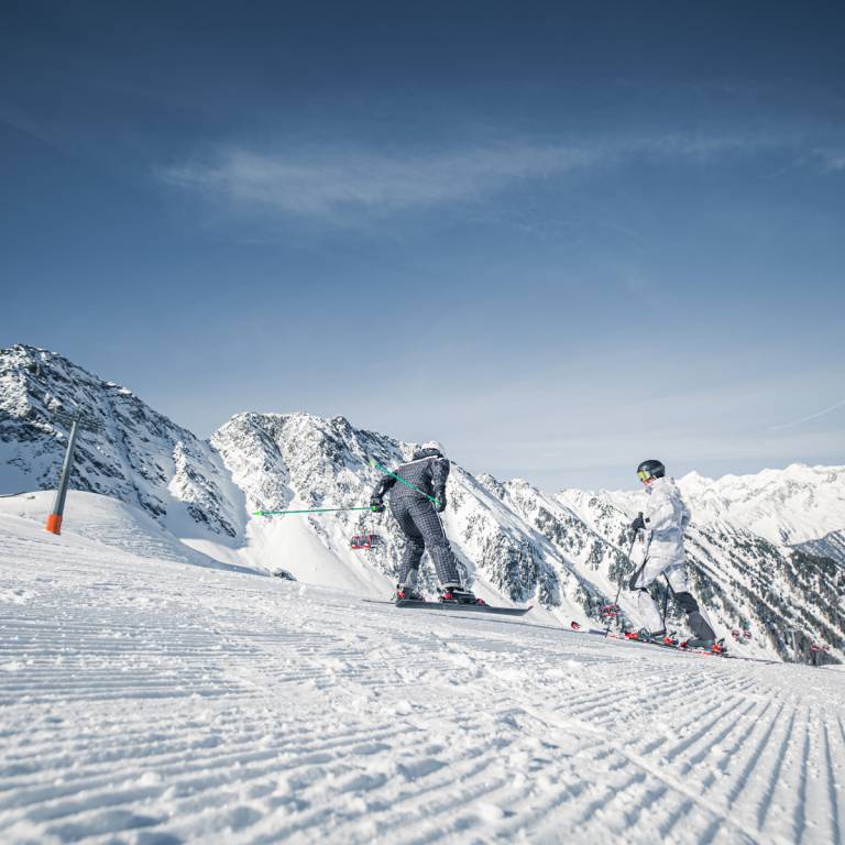 Skifahrer auf der Skipiste im Ahrntal