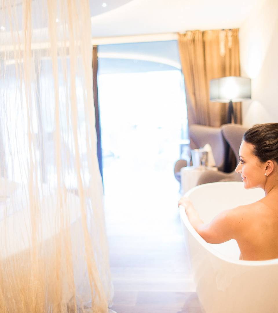 Badewanne im Hotelzimmer im Wellnessresort Alpenschlössl & Linderhof