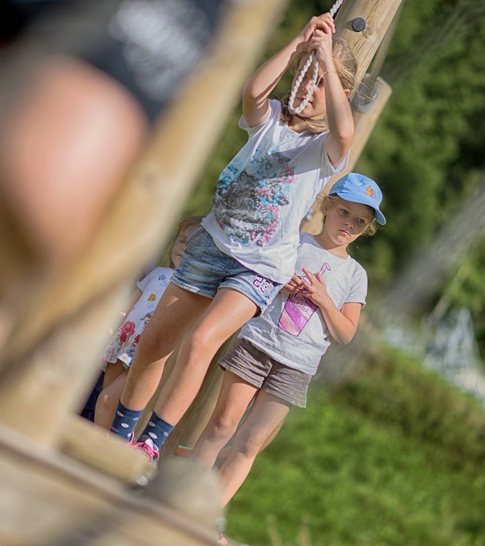 Kinder auf dem Spielplatz 