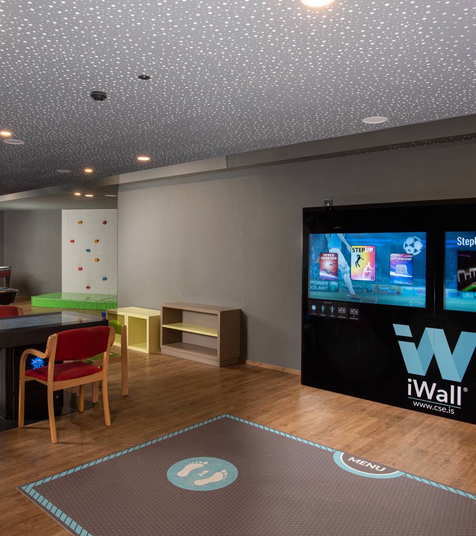 Spielbereich für Kinder mit Video-Wall und Billard