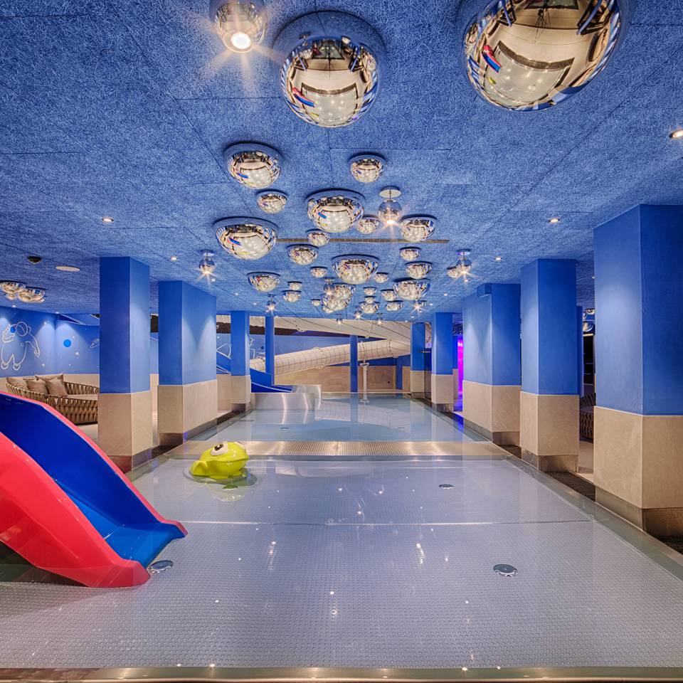 Kinderbecken mit Rutsche im A&L Wellnessresort