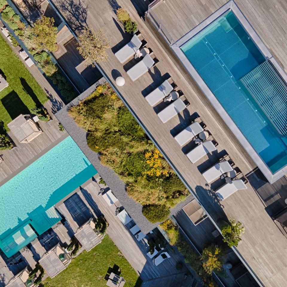 Die Hotelpools des A&L Wellnessresort aus der Vogelperspektive